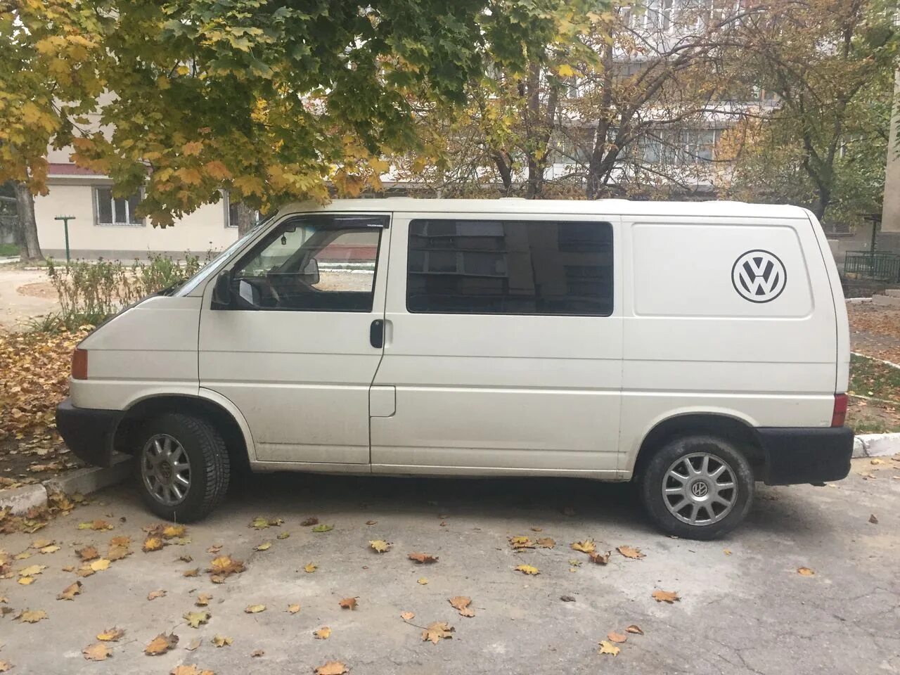 Т4 машина. Т-4 Фольксваген-т4 грузовой. Volkswagen Transporter t4 Грузопассажирский. Транспортер т4 1996. Фольксваген т4 белый.