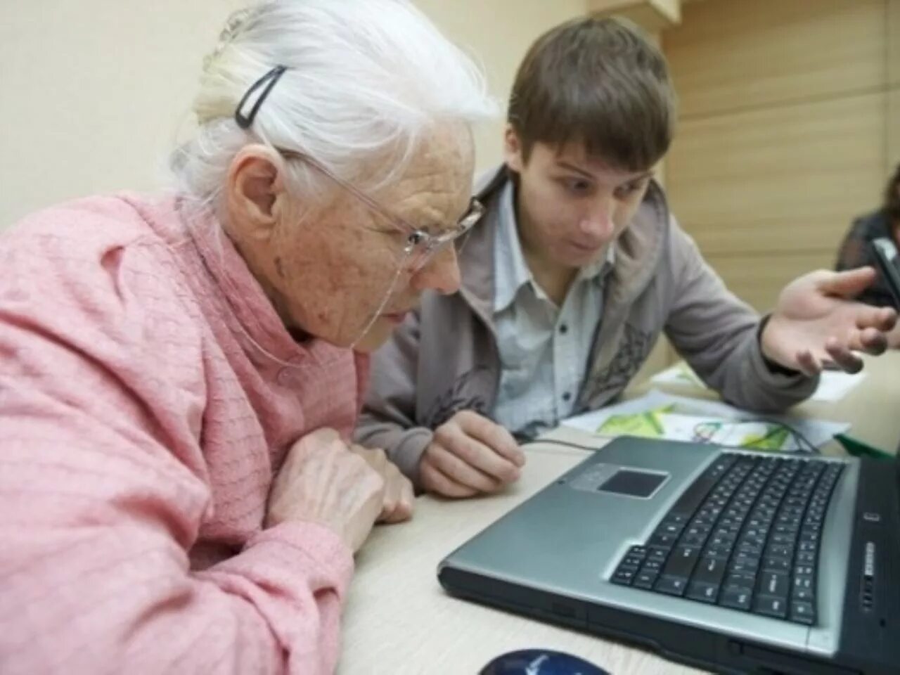 бабушка со смартфоном. пожилые люди. современные технологии пожилых людей. компьютерная грамотность для пожилых людей. современные технологии пожилых людей.