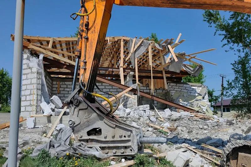 Снос незаконного здания. Незаконный самострой. Самострой на пляже. Снос самовольно возведенных строений. Самовольная постройка.