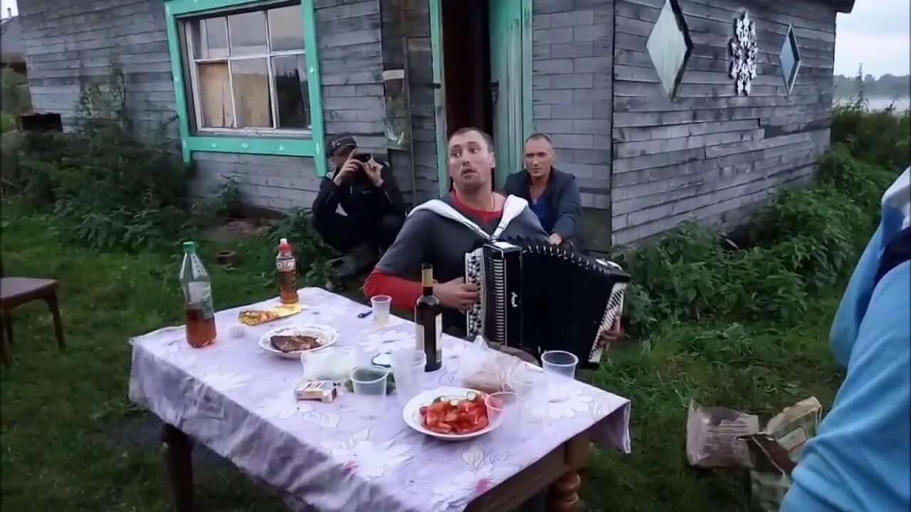 Алкаши в деревне. Деревенские жители. Алкаши в деревне. Алкаши в деревне. Деревенская пьянка.