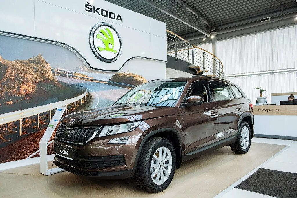 фасад автосалон шкода. фасад автосалон шкода. автосалон вагнер санкт-петербург. автомобильный салон шкода.