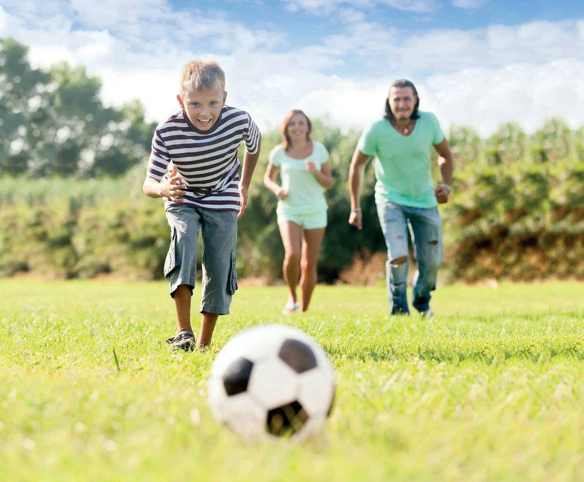 Футбол на природе. Спортивные и подвижные игры. Спортивная семья. Дети футбол природа. Папа играет в футбол