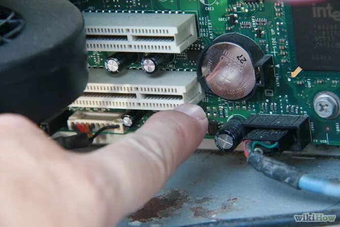 Батарейка на материнской плате. Батарейка биос. Вытащить батарейку биос. Батарейка cmos cr2032. Батарейка кмос.