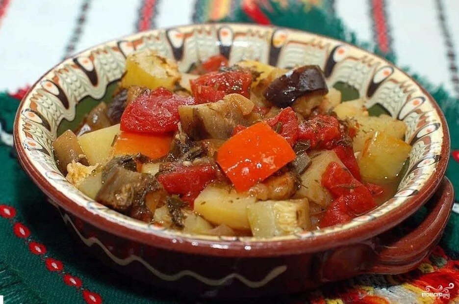 Постные тушеные овощи. Гювеч болгарский. мясо с овощами в горшочках. рагу в духовке. тушёные овощи в духовке.