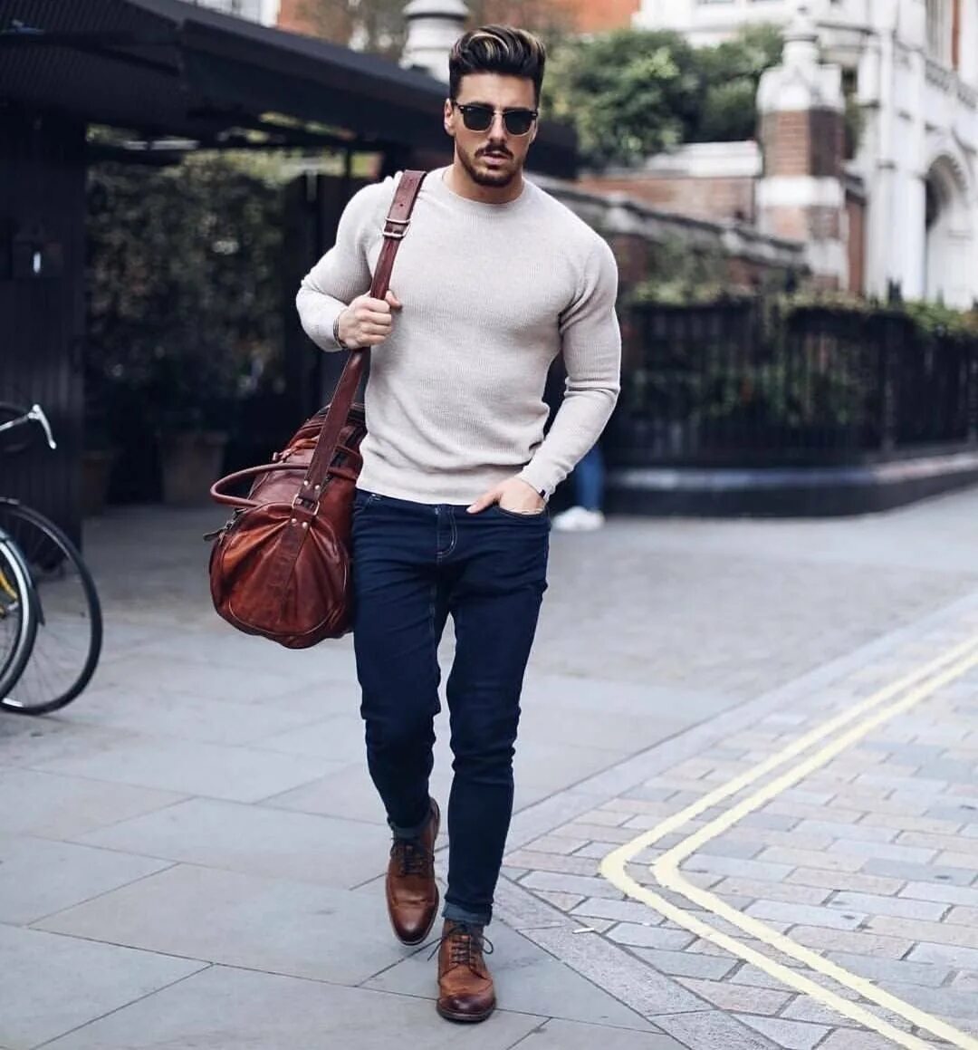 Мужской повседневный лук. Casual mens 2020 polo style. Лук тотал блэк мужской бомбер. Кэжуал стиль мужской 2023. Стильный мужской образ.