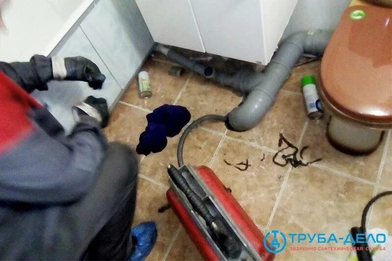 В комнате пахнет канализацией. Вонь канализации в квартире. устранение запаха канализации в частном доме. пахнет канализацией в частном доме. вонь в квартире от канализации.