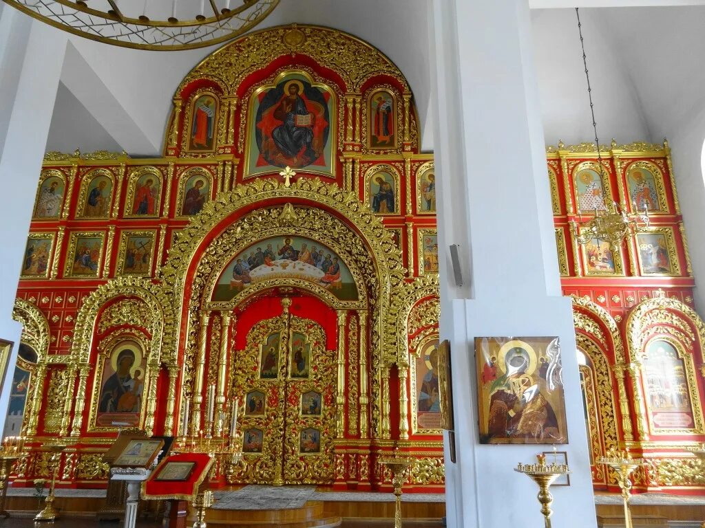 Храм собора новомучеников и исповедников. Храм новомучеников смоленск. храм новомучеников смоленск внутри. смоленск церковь святых новомучеников. смоленск макси церковь.