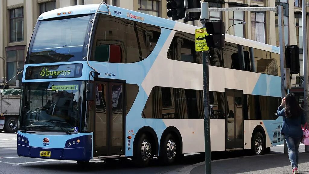 Автобус ис. Черный двухэтажный автобус. Articulated Double Decker Bus. Double Decker Bus Driver. Как выглядит двухэтажный автобус современный 6 колёсный.