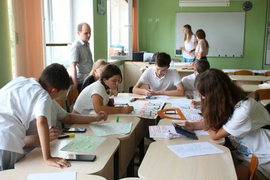 Школьники. Весь класс оборачивается. Школьники Алматы. Старшие школьники Возраст. Ученики 94 школы