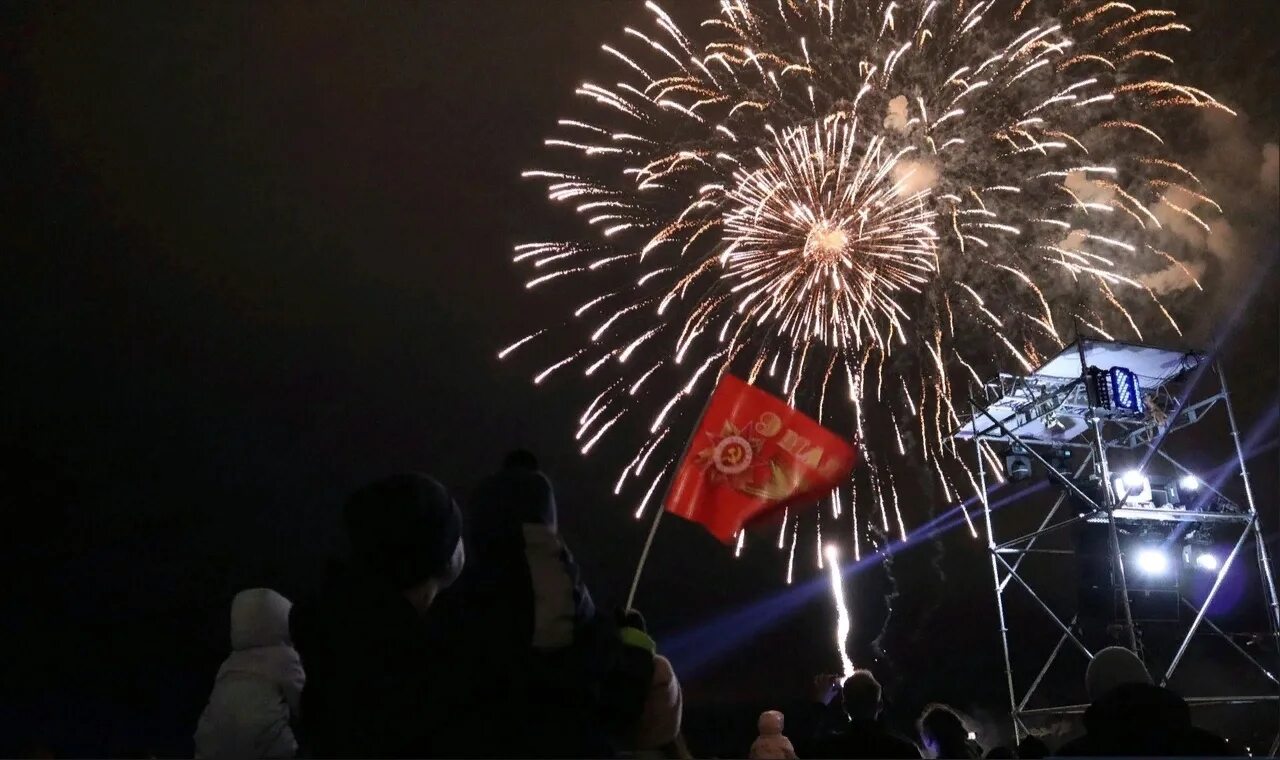 9 мая сыктывкар 2025 программа. Фейерверк шоу. салют победы сыктывкар. салют в парке победы вчера. салют в парке победы 9 мая.