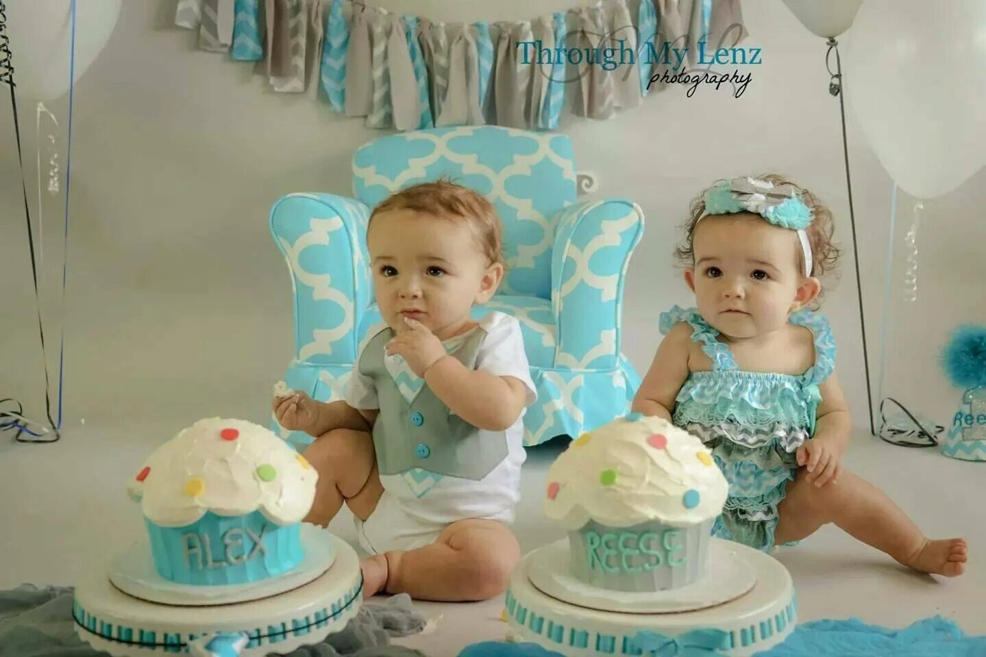 С днём рождения двойняшек. 2 годика двойняшкам. С днём рождения двойняшек. Открытки с двойней мальчик и девочка. С днём рождения близнецов.