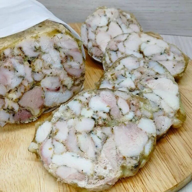 Куриная колбаса с желатином. Куриная колбаса. Домашняя куриная колбаса. Куриный рулет колбаса.