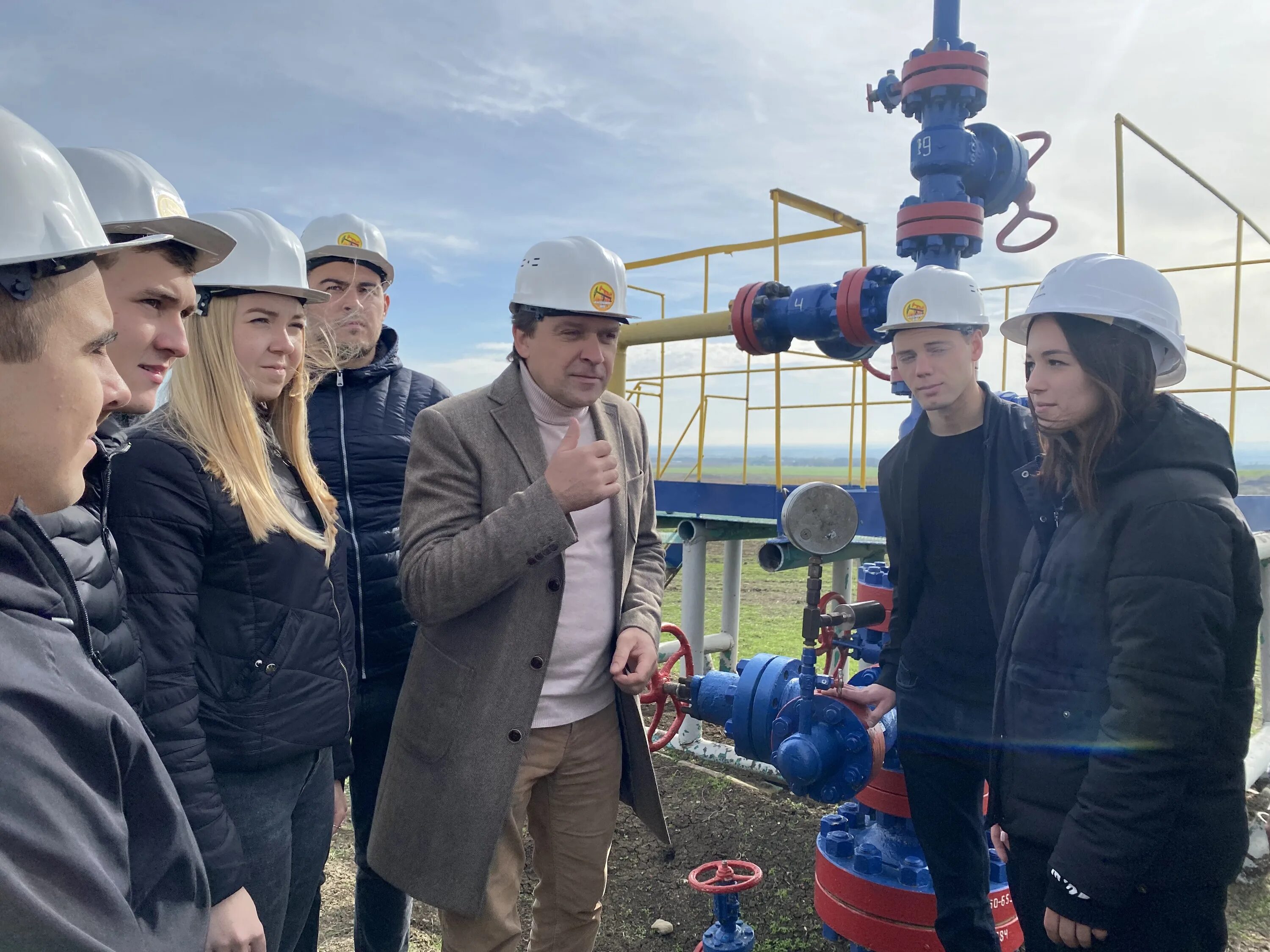 Студент нефтяник. Нефтяник профессия. Студенты нефтяники. Среднетюнгское газоконденсатное месторождение. Вниир казань.