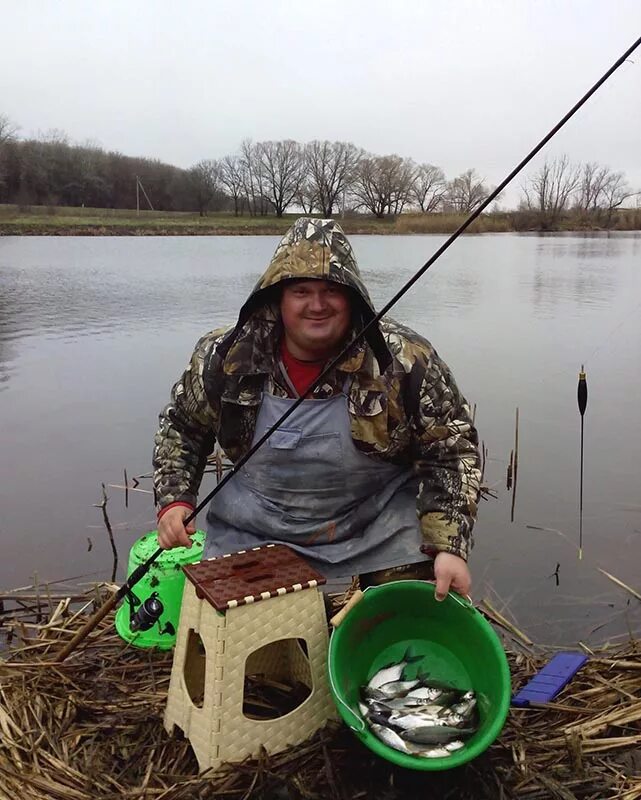 Девушка рыбачит. Девчонки на рыбалке. На рыбалку с тёлками. Рыбалка с друзьями. Фотосессия рыбалка.