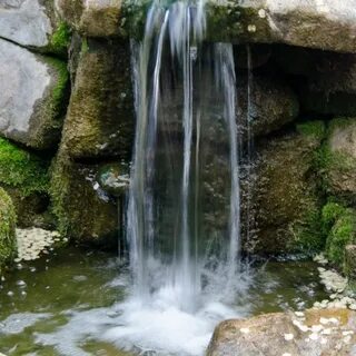 Камень вода течет
