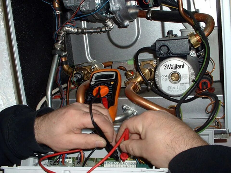 Ремонт газовых котлов вызвать мастера. Починка котёл газовый. ремонтирует газовый котёл. мастер по ремонту газовых колонок. обслуживание газового котла.