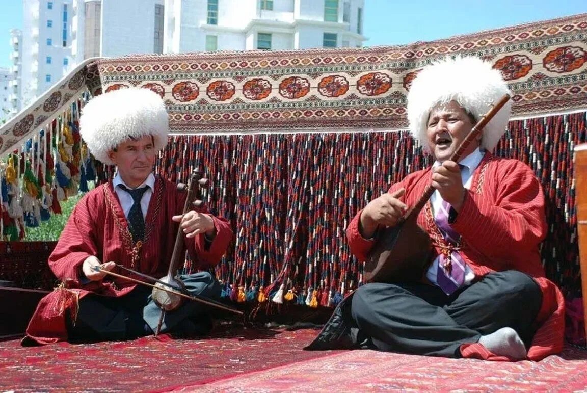 Туркмен песни. Бахши Туркменистана. Дутар Туркменистан. Национальный инструмент туркменский дутар. Туркменский дутар музыкальный инструмент.