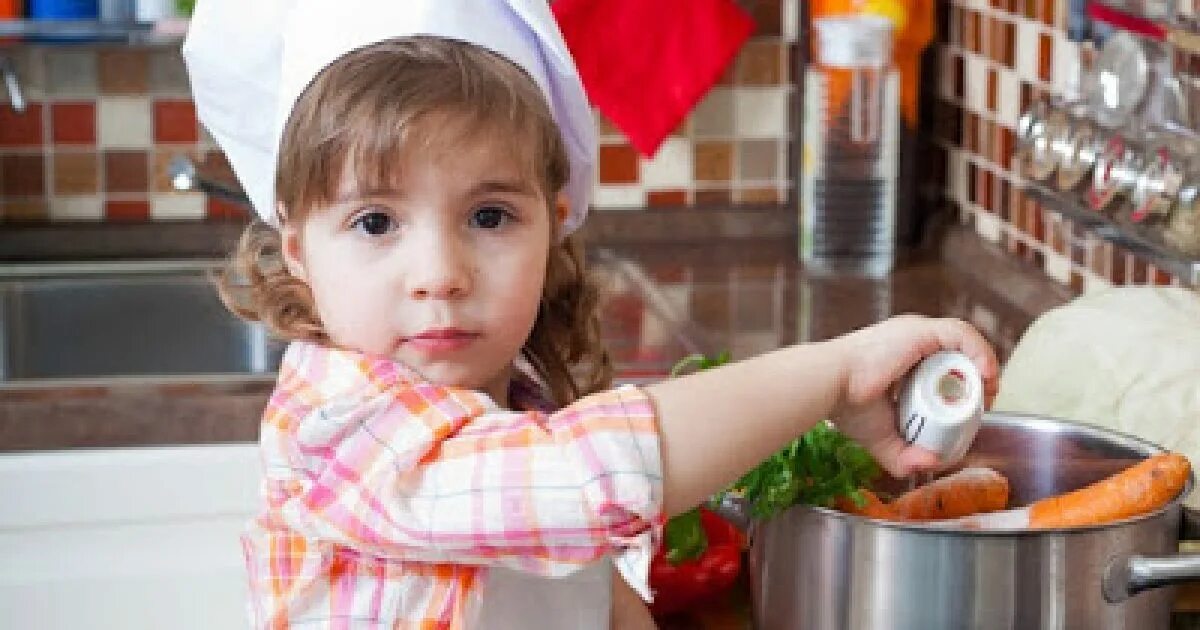 Соль готовки для детей.. Соль в пищу для детей. Солить еду. Вкусный малыш.