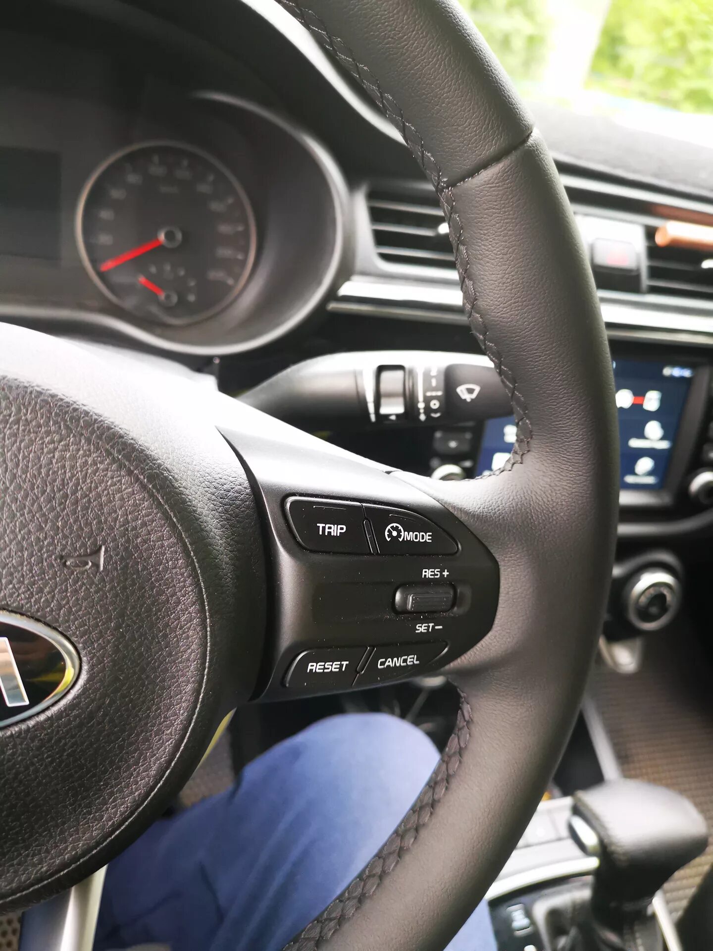 Руль от kia на ваз 2114. Мультируль на приору. Мультируль приора 2. Руль приора 2 амг. Мультимедийный руль приора 2.