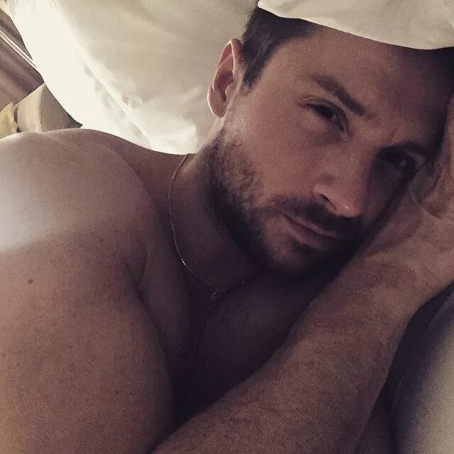 селфи парня в кровати. парень в кровати. селфыв постели с парнем. селфи парня в кровати. селфи с парнем в постели без лица.