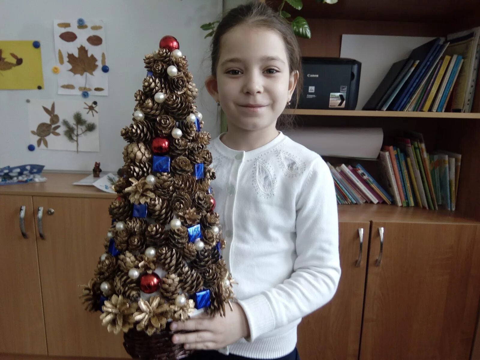 Конкурс новый год своими руками. Новогодние поделки в садик эко. Новогодняя елка поделка в садик. Новогодняя елка поделка в школу. Ёлка из шишек поделка в детский сад.