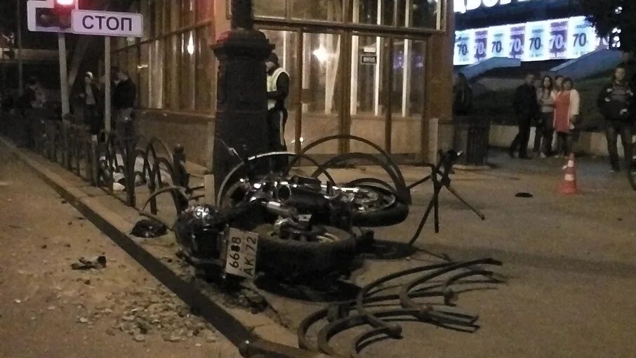Байкеры тюмень. Сбили мента в тюмени на московском тракте. Тюмень мотоциклист дтп. Мотоциклист в городе. Тюмень мотоциклист дтп.