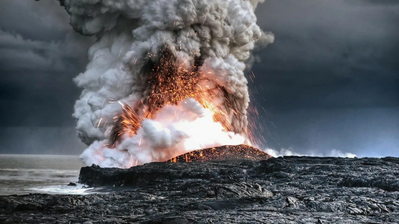 Самое мощное теплое. Гидроэксплозивный Тип извержения вулкана. Подводный вулкан Кавио барат. Вулкан семеру извержение. Извержение подводного вулкана в тихом океане.