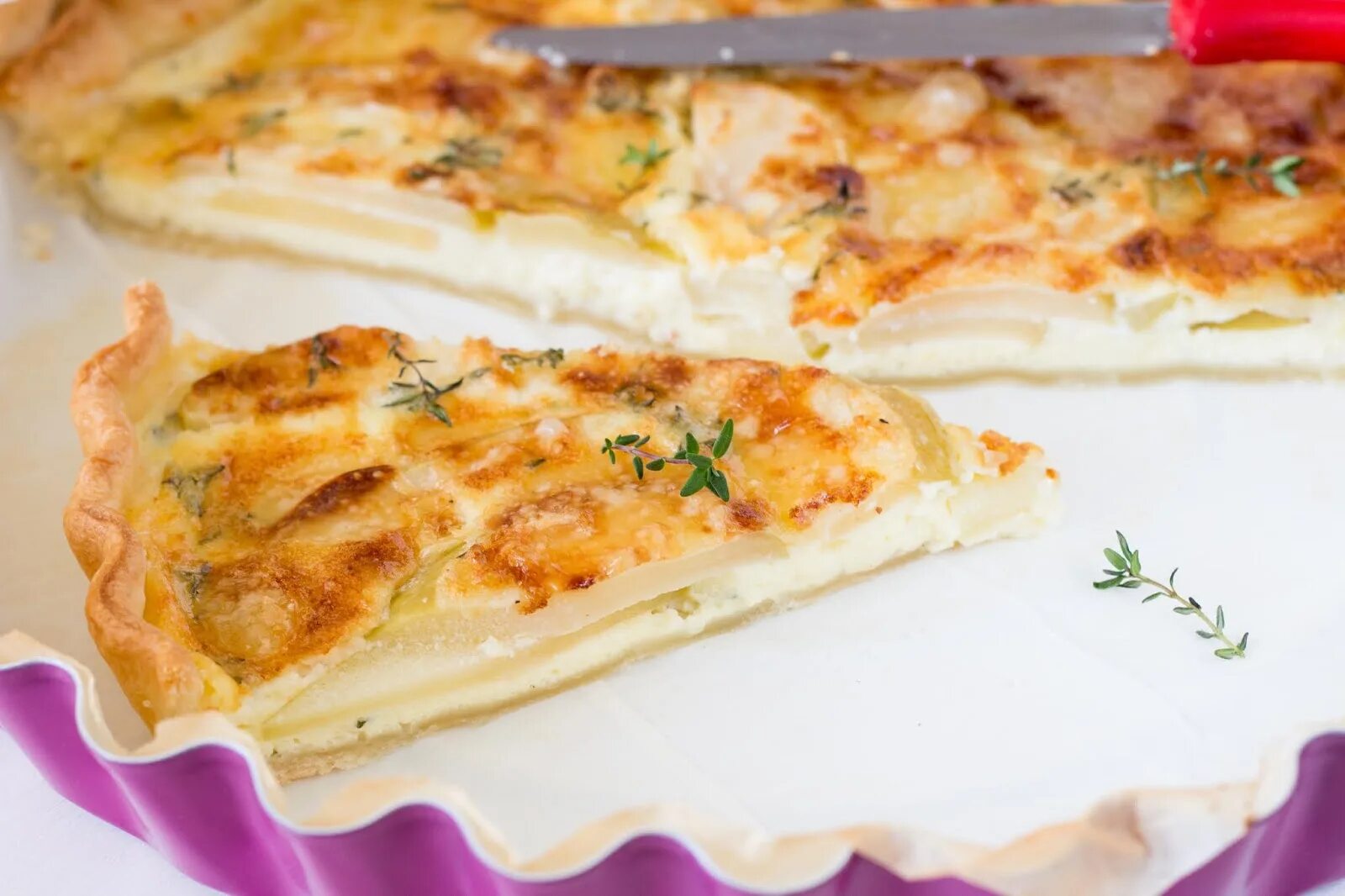 Слоеный пирог с грушей и сыром бри. Киш с рыбой сыром бри. итальянский пирог с сыром бри.