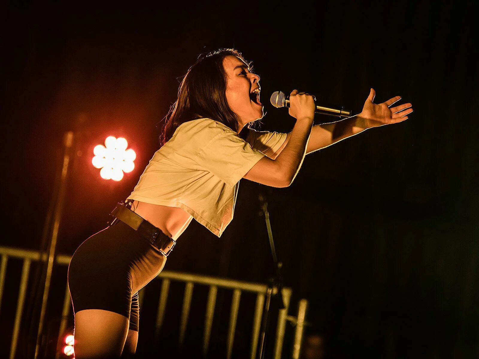 Mitski why didn t you stop. Мицки певица. mitski 2025. митски исполнительница. mitski концерт.