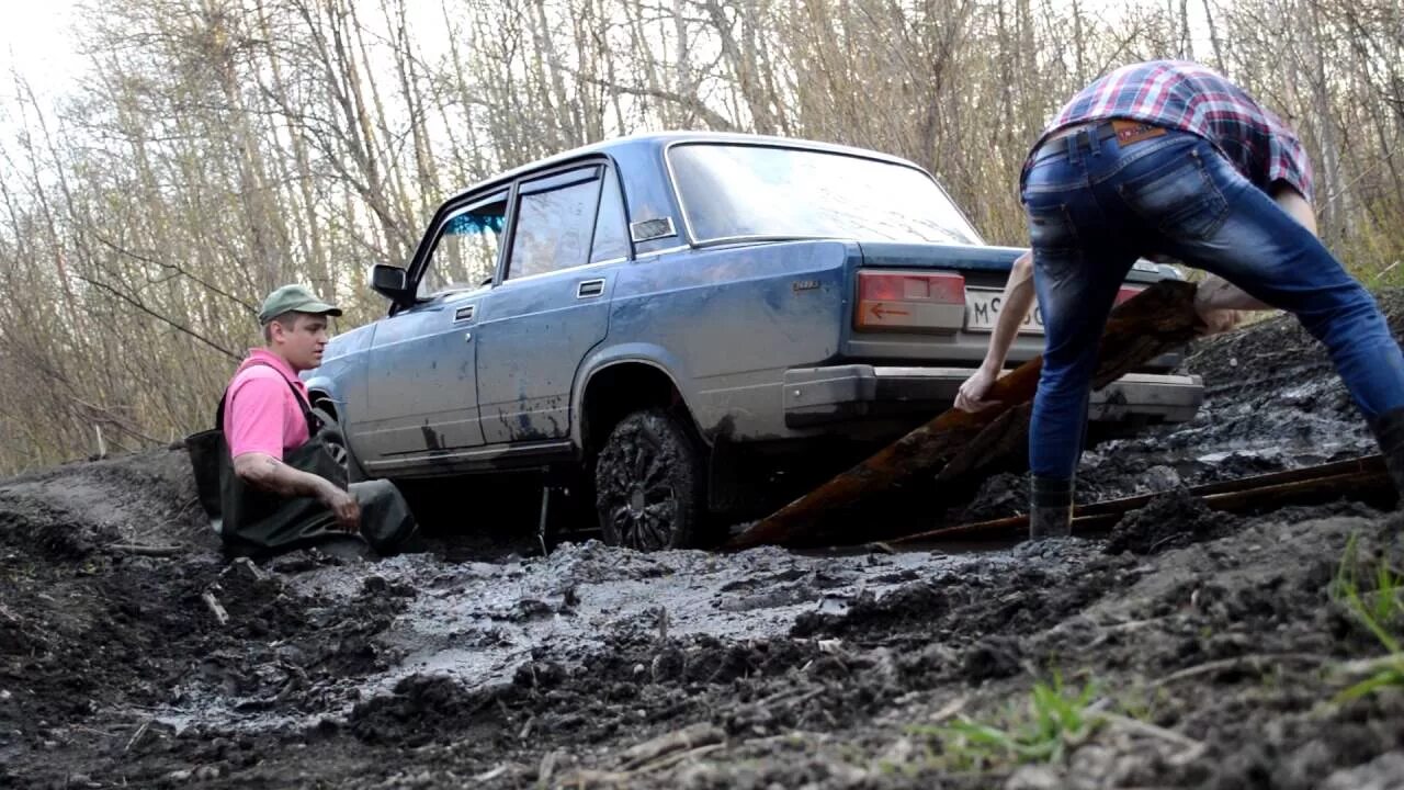 Машина застряла в грязи. Машина забуксовала в грязи. Автомобиль застрял в грязи. Машина буксует.