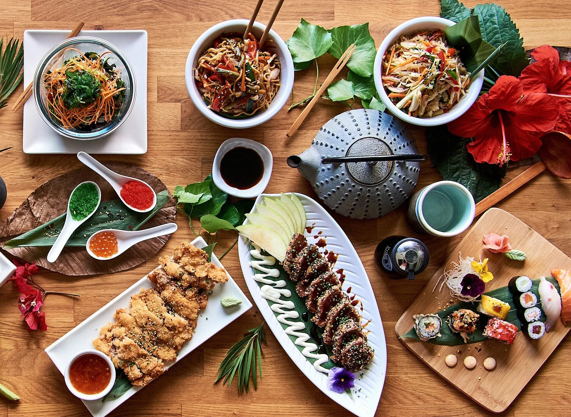 Блюда на столе. Много блюд. Современная русская кухня. Национальные блюда разных народов мира. Стол с едой.