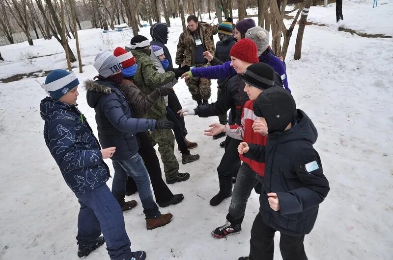 Зимняя Зарница. Зарница в детском саду на улице зимой. Зарница в детском саду зимой. Военно-спортивная игра Зарница.