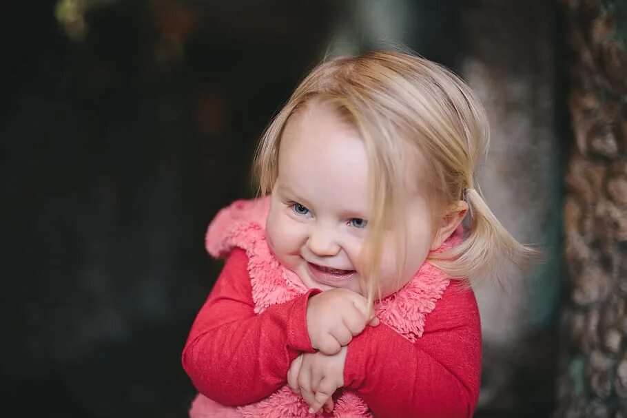 Милый смех. Смешные дети. Милый смех. Ребенок ржет. Милый смеющийся ребенок в полный рост.