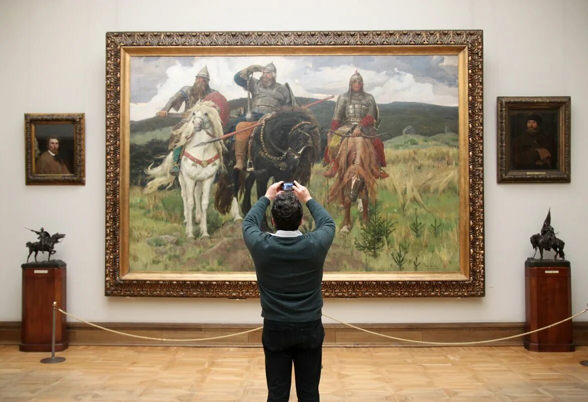 Шедевр васнецова 8. Третьяковская галерея васнецовский зал. Картины васнецова виктора в гтг. Картины мхк 8 класс. Галерея васнецова в москве.