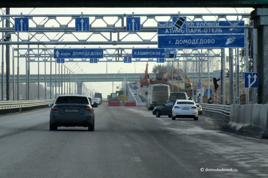 Домодедово аэропорт фото внутри 2022. Дорога в аэропорт домодедово. Пробки домодедово сейчас. Дороги в аэропорт москвы. Платная парковка домодедово аэропорт.