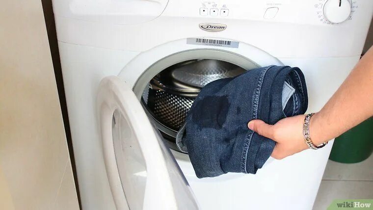Можно стирать сапоги в стиральной машине. Джинсы в стиральной машине. Джинсовой ткани в стиральной машине автомате. Чехол стиральная машина джинсы. Вид из стиральной машины.