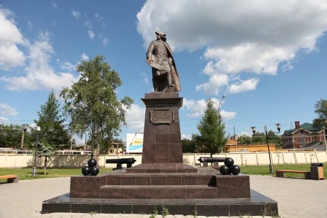 Татищев пермь. Памятник василию татищеву в перми. памятник татищева пермь. татищев основатель перми памятник.