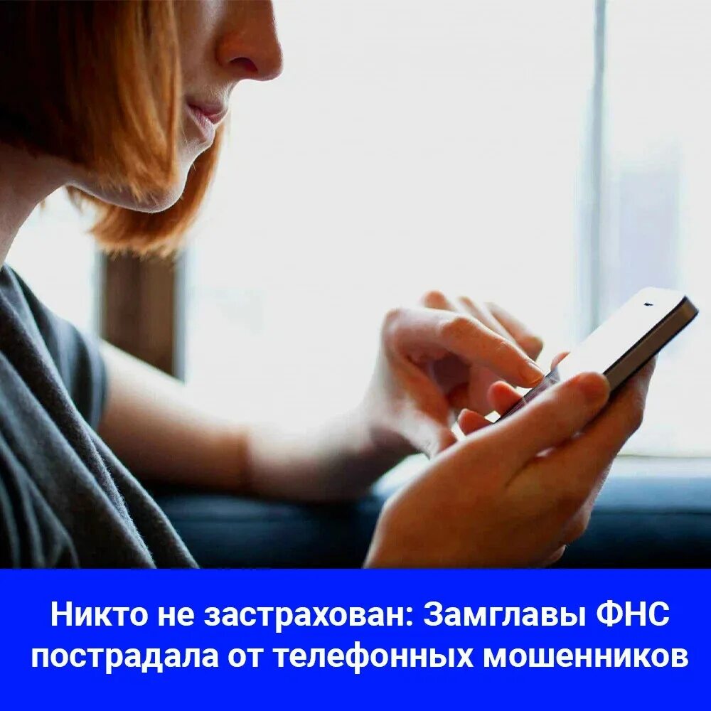 Смс мужу. Парень переписывается в телефоне. Женщина удивляется. Смс на телефон мужа. Девушка со смартфоном.