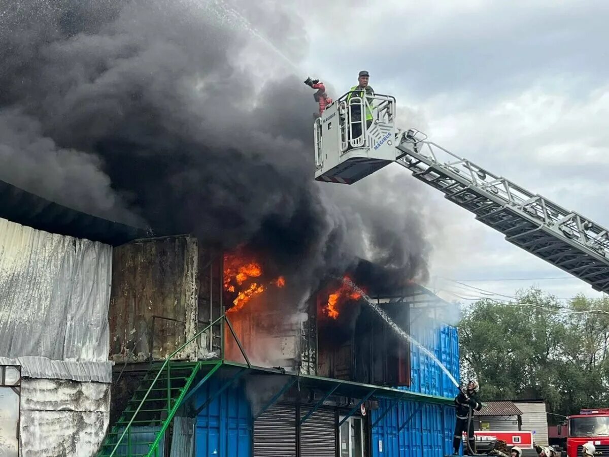 Пожар в алматы сегодня на барахолке. Пожар в Алматы. Пожар в Алматы вчера. Пожар на рынке в Алматы 17 02 2024. Алматы пожар в многоэтажке.