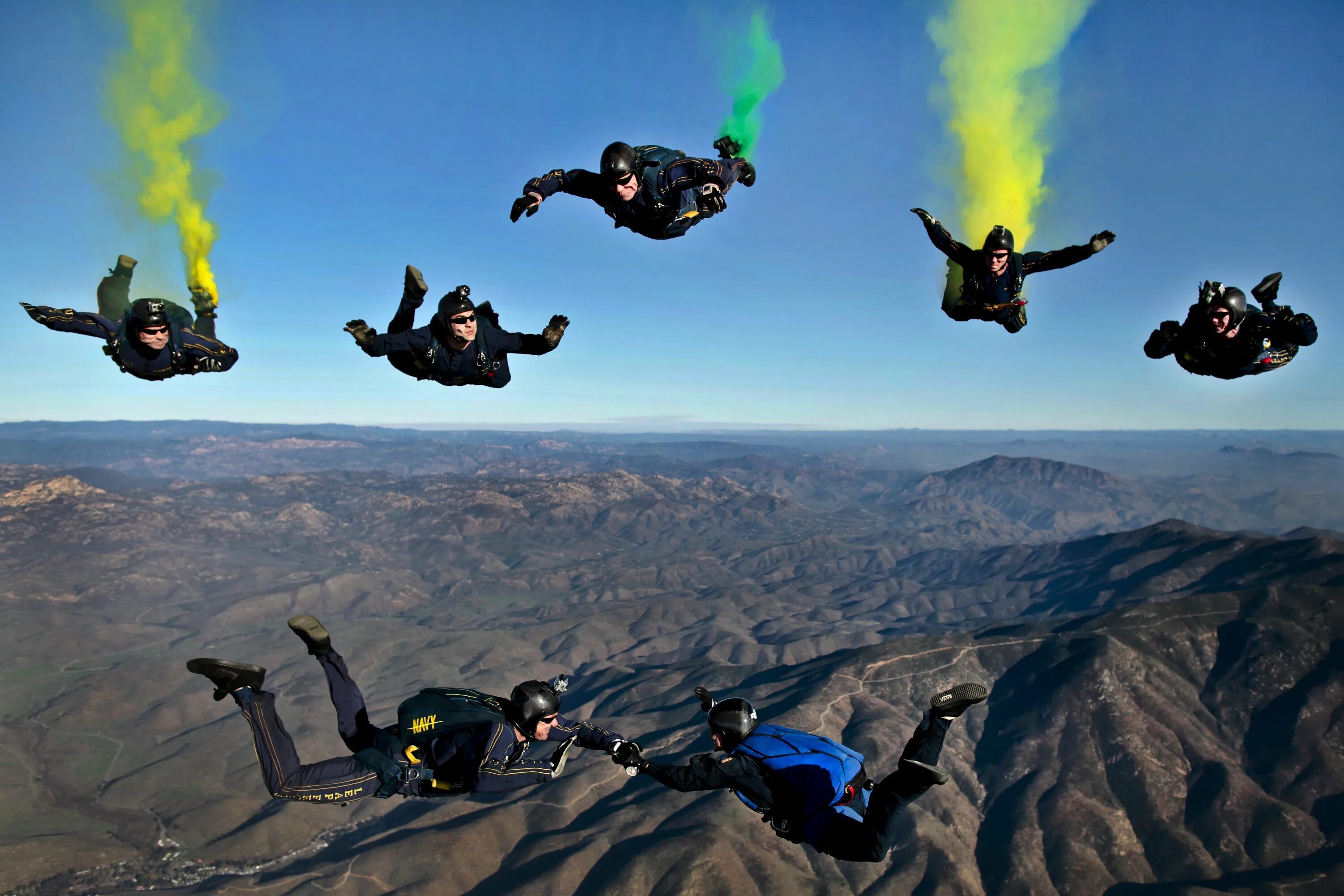 Экстремальный контент. Прыжок с парашютом. Парашютисты в воздухе. Виды парашютов. Экстремальные виды спорта.