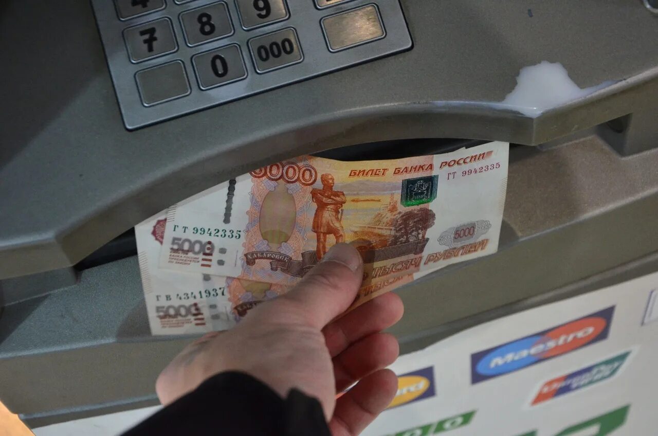 Банкомат принимает 10 рублевые. Деньги в банкомате. Рубли Банкомат. Выдача денег из банкомата. Рубли из банкомата.