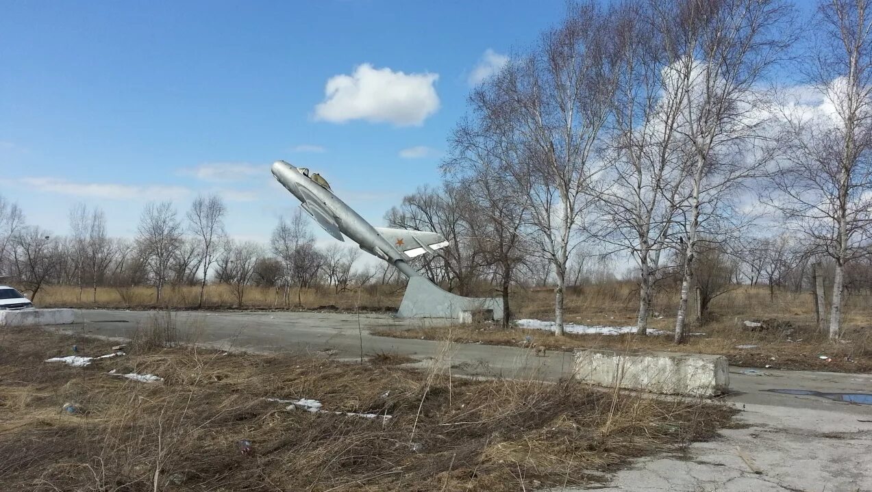 Погода в полетном. Самолет миг 17 памятник Спасск Дальний. Летно-Хвалынское Спасск Дальний. Памятник самолет летно Хвалынское. Аэродром летно Хвалынское Приморский край.