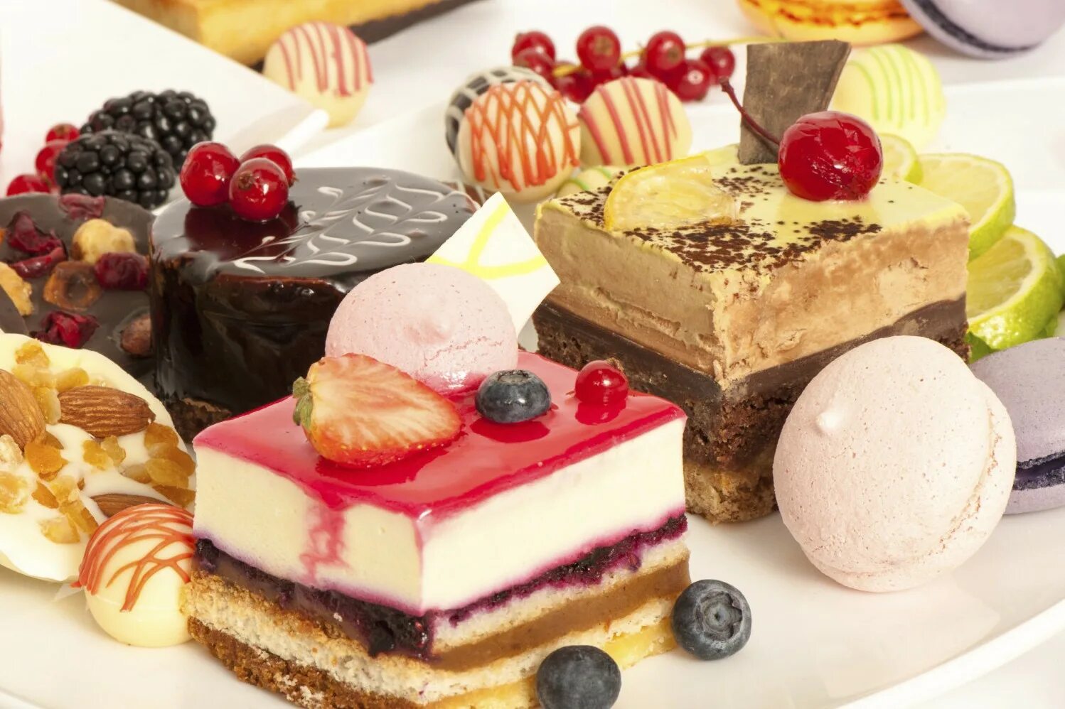 кондитерские изделия. кондитерские сладости. кондитерские изделия ассортимент. яблонька саратов пирожные. кондитерские изделия ассортимент.