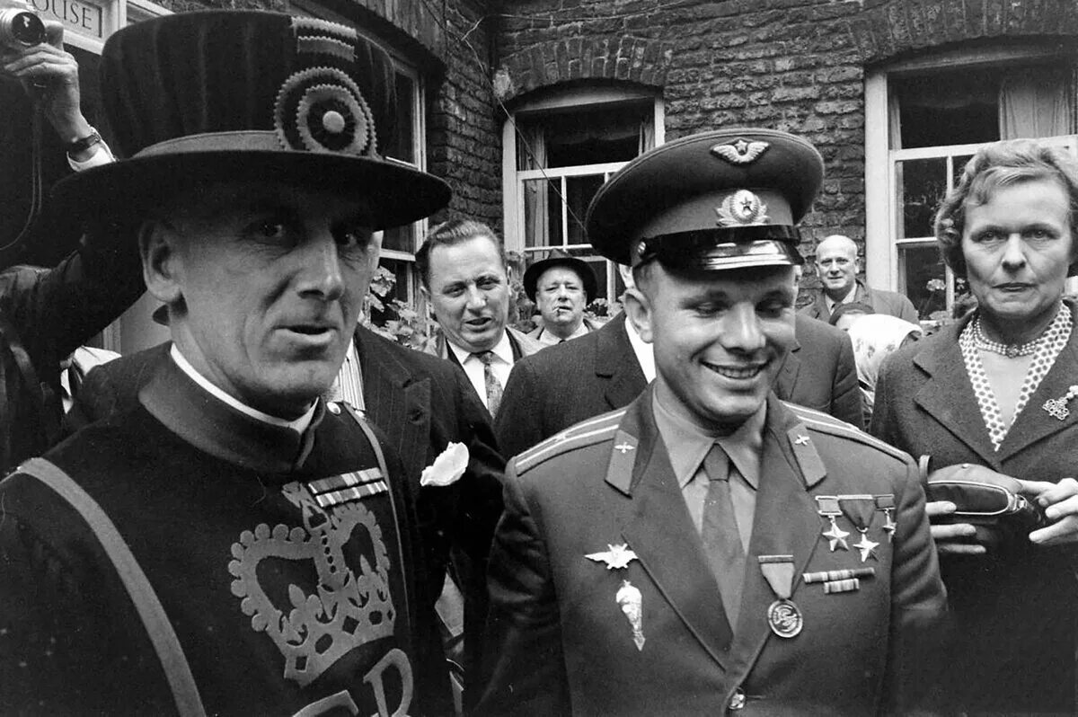 Гагарин во время войны. Гагарин в Лондоне 1961. Гагарин в Лондоне 1961 фото.