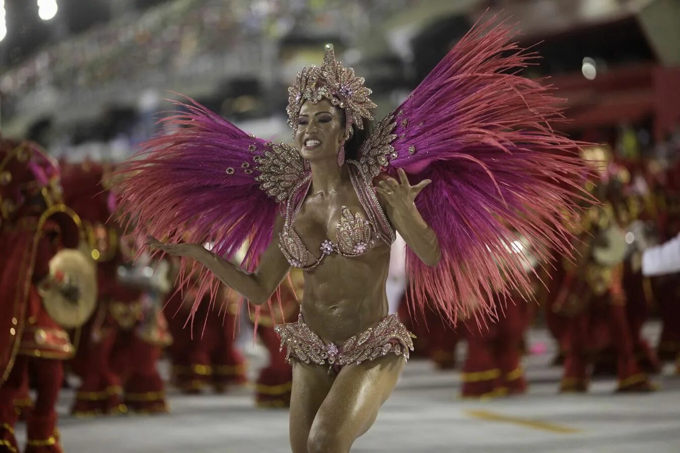 Бразильский карнавал в Рио-де-Жанейро. Самба карнавал в Бразилии. Бразильский карнавал в Рио-де-Жанейро Самба. Тарин Лопес бразильский.
