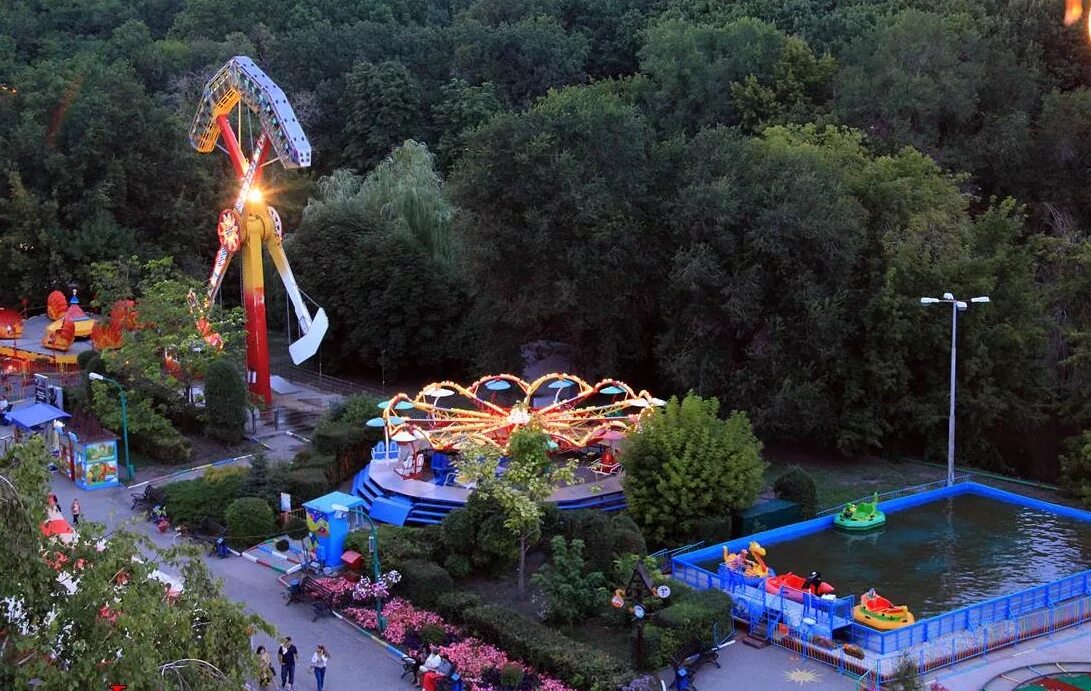 Развлечения в энгельсе. Городской парк Лукоморье Саратов. Парк аттракционов Саратов Горпарк. Саратов парк аттракционов Лукоморье. Горпарк Саратов аттракционы.