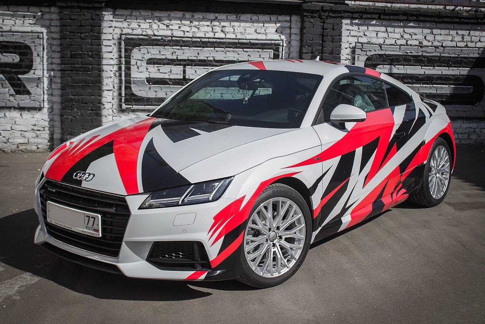 Бело красный автомобиль. Audi TT винил. Audi Sport livery Audi TT. Ауди ТТ камуфляж. Audi Sport Vinyl.