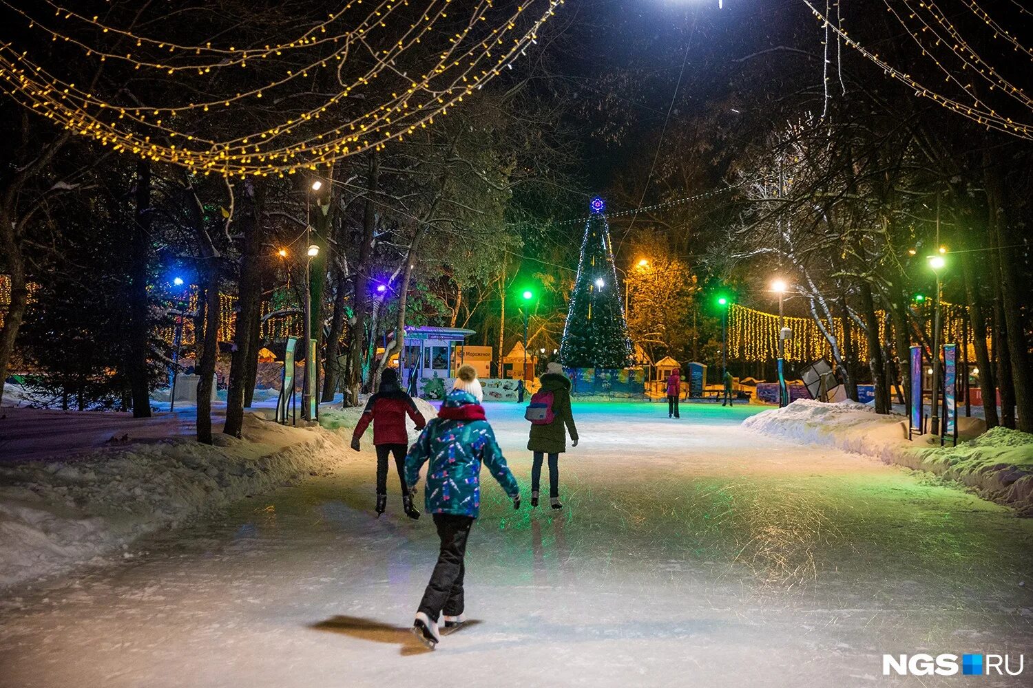 дети на зимней горке. площадь ленина новосибирск новосибирск зимой. горки в новосибирске 2022. нарымский сквер новосибирск каток. первомайский сквер новосибирск зима.