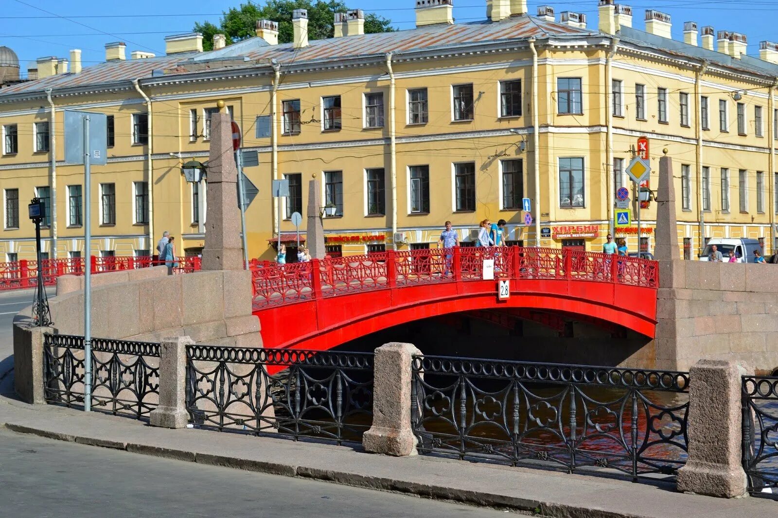 Как называется красный мост. Красный мост в санкт-петербурге. красный мост на мойке в санкт-петербурге. санкт-петербург река мойка красный мост. красный мост санкт-петербург мосты через мойку.