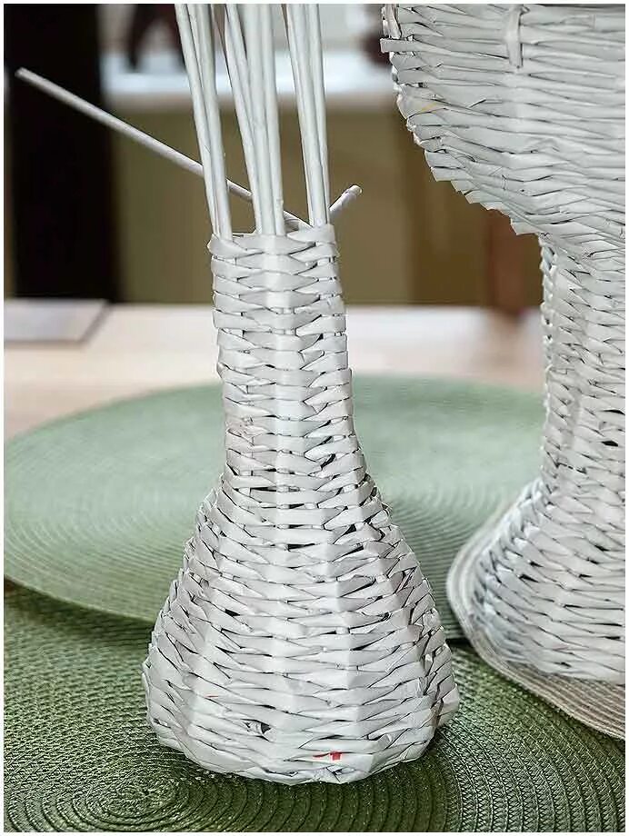 Ваз из газетных трубочек. Плетеные вазочки. Вазы из бумажной лозы. Плетеные вазы напольные. Плетеные вазочки из лозы.